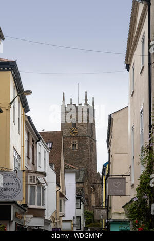 Blick entlang Foss Street Saint's St Saviour Kirche, Dartmouth, Devon, Großbritannien Stockfoto
