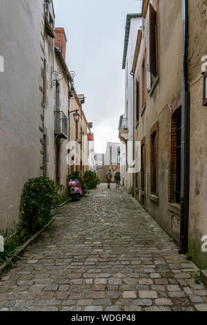 Gepflasterten Straßen mit rosa Roller in der Stadt Guérande in der französischen Bretagne Stockfoto