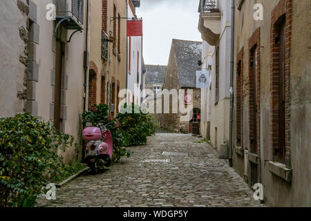 Gepflasterten Straßen mit rosa Roller in der Stadt Guérande in der französischen Bretagne Stockfoto