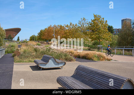 Radweg und Bänken in der Nähe des Velodroms im Queen Elizabeth Olympic Park, Stratford, East London, Großbritannien