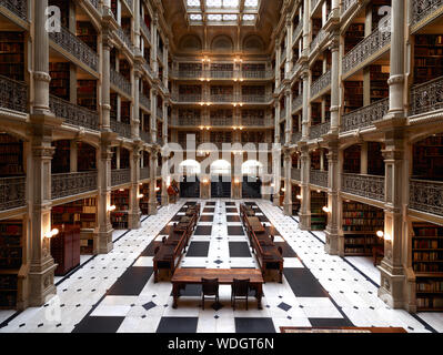 George Peabody Library, früher die Bibliothek des Peabody Institute der Stadt Baltimore, ist Teil der Johns Hopkins Sheridan Bibliotheken. Baltimore, Maryland Stockfoto