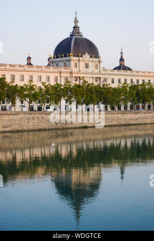 Grand Hotel-Dieu Fassade in die Rhone Gewässer bei Sonnenaufgang, Lyon, Frankreich Stockfoto