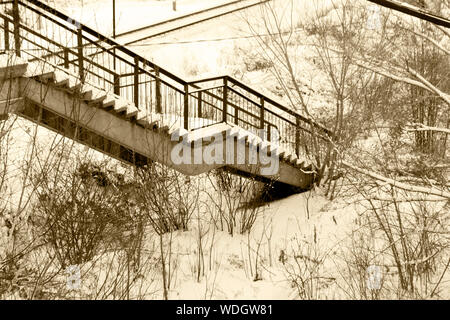 Fußgängerbrücke über die Bahn. Treppen. Stockfoto