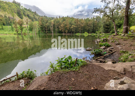 Landschaft mit idyllischen See, Gebirge, grüne Bäume in das Innere der Insel Reunion im Indischen Ozean Stockfoto