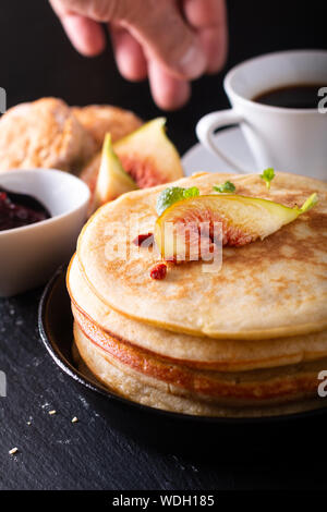 Essen Konzept Hausgemachte organische Pfannkuchen mit Bild Frühstück auf schwarzem Hintergrund Stapel Stockfoto