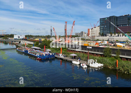 Die Bauarbeiten, die von den Wasserwerken Fluss, mit Booten, in der Queen Elizabeth Olympic Park in Stratford, East London, Großbritannien Stockfoto