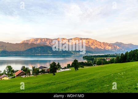 Schönen Abend Landschaft Blick auf den Attersee im Salzkammergut, Alpen in Nussdorf, Zell am Attersee. Oberösterreich, in der Nähe Salzburg Stockfoto