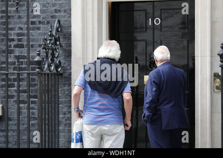 Westminster, London, Großbritannien. 29 Aug, 2019. Wetherspoons Kneipe Kette Gründer und Vorsitzender von Tim Martin, Spaziergänge entlang und in Downing Street Nr. 10. Martin war in der Presse in den letzten Tagen, wie es vorgeschlagen wurde, daß er kann ein PEERAGE durch die Johnson Regierung gegeben werden. Er war eine berühmte Brexit Unterstützer und Spender für die Ursache über einige Zeit. Credit: Imageplotter/Alamy leben Nachrichten Stockfoto