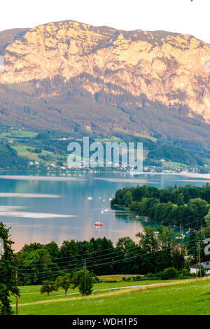 Schönen Abend Landschaft Blick auf den Attersee im Salzkammergut, Alpen, Segelboote in Nussdorf, Zell am Attersee. Oberösterreich Stockfoto