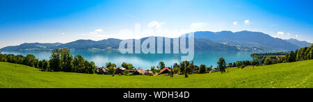 Wunderschöne Aussicht auf die Landschaft am Attersee im Salzkammergut Alpen durch in Nussdorf, Zell am Attersee. Oberösterreich, in der Nähe von Salzburg. Stockfoto