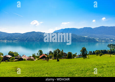 Wunderschöne Landschaft Blick auf den Attersee im Salzkammergut Alpen durch in Nussdorf, Zell am Attersee. Oberösterreich, in der Nähe von Salzburg. Stockfoto