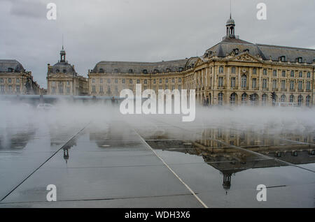 Neoklassizistische Gebäude im Wasser Spiegel der Place de la Bourse de Bordeaux Stockfoto