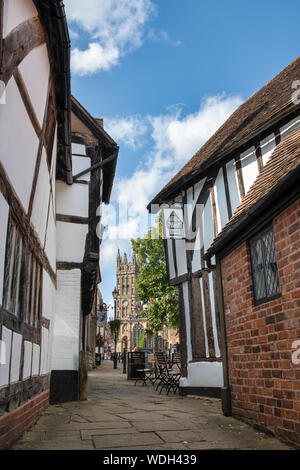 Tudor Holz schwarz und weiß mittelalterlichen Gebäuden eingerahmt und St Marys Kirche am Nachmittag Sonne. Die Castle Street, Warwick, Warwickshire, England Stockfoto