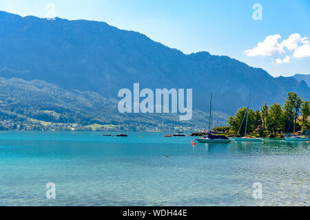 Schöne Aussicht auf den Attersee im Salzkammergut, Alpen, Berge, Boote, Segelboote, Segelboot durch Stockwinkl, Parschallen, in der Nähe von Nußdorf, Zell. Obere Stockfoto