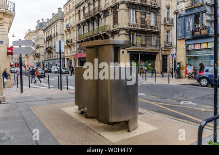 Öffentliche Toilette in der Stadt Bordeaux. Frankreich Stockfoto