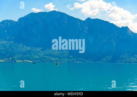 Schöne Aussicht auf den Attersee im Salzkammergut, Alpen, Berge, Boot, Segelboot in Unterach. Oberösterreich, in der Nähe von Salzburg. Stockfoto