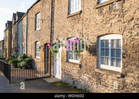 Cotswold Stone Cottages im Morgenlicht. Der Park Street, Stow auf der Wold, Cotswolds, Gloucestershire, England Stockfoto