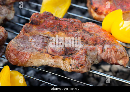 Fleisch, Steaks mit gegrilltem Gemüse auf dem Grill. Stockfoto
