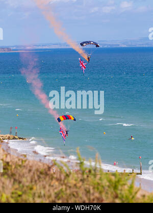 Bournemouth, UK. 29. August 2019. Bis zu eine Million Menschen sind in Bournemouth über die nächsten vier Tage zu steigen, da die 12. jährliche Bournemouth Air Festival unterwegs erhält. Tiger Freefall Fallschirm Display Team. Fallschirmspringer, die die Union Jack Flagge. Credit: Carolyn Jenkins/Alamy leben Nachrichten Stockfoto