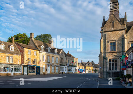 Markt in den frühen Morgen. Auf der Wold, Cotswolds, Gloucestershire, England Verstauen Stockfoto