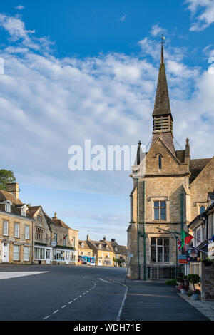 Markt in den frühen Morgen. Auf der Wold, Cotswolds, Gloucestershire, England Verstauen Stockfoto