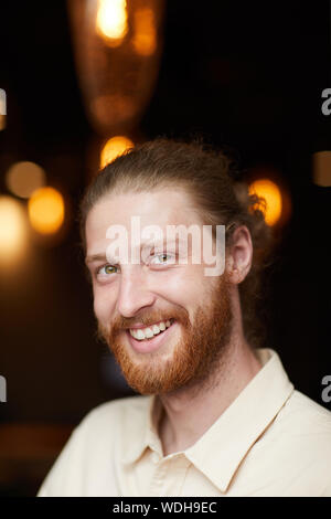 Portrait der junge Rothaarige bärtige Mann im weißen Hemd an Kamera lächeln Stockfoto