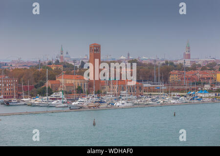 Yachten in der Marina auf der Insel Sant'Elena mit Venedig Übersicht Stockfoto