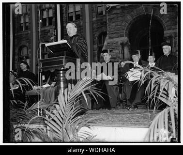 Georgetown gefeiert Sesquicentennial zusammenkommt. Washington, D.C., den 5. Juni. Pfarrer Edmund Walsh, Präsident der Georgetown Universität Adressierung die Delegierten der Georgetown University Einberufung in Erinnerung an die Verabschiedung der Verfassung der USA und der Gründung der Georgetown University. Im Hintergrund sind die sehr Rev. Arthur A. O'Leary, Präsident der Universität und Sprecher des Repräsentantenhauses, William Bankhead, der gegeben wurde die Ehrendoktorwürde der Doktor der Rechtswissenschaften Abstract / Medium: 1 Negativ: Glas 4 x 5 in. oder kleiner Stockfoto