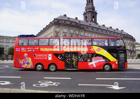 Kopenhagen, Dänemark - 20 Juli 2019: Unbekannte und anonyme Teilnehmer in einem Roten panorama Double Decker Sightseeing Stadtrundfahrten. Stockfoto