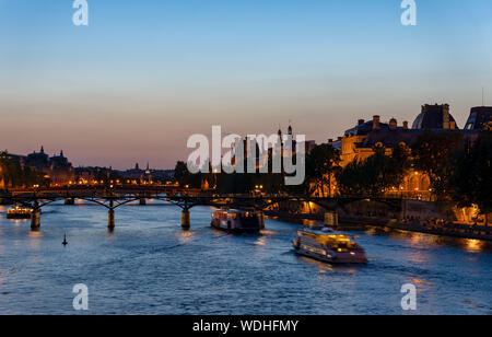 Pont des Arts bei Einbruch der Dunkelheit - Paris, Frankreich Stockfoto