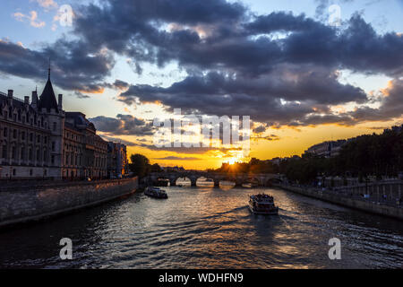 Sonnenuntergang über Conciergerie - Paris, Frankreich Stockfoto