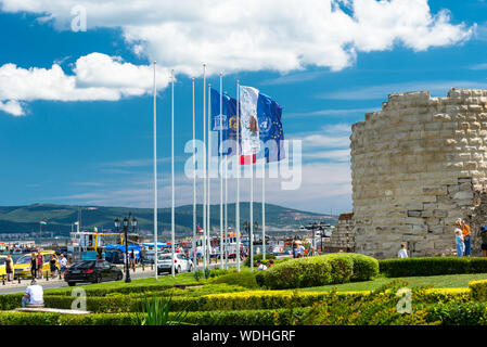 Nessebar, Bulgarien vom 15. Juli 2019. Große Bulgarien, der Europäischen Union und der Unesco Flags auf einem Mast am Eingang zur historischen Altstadt von Nessebar o hängen Stockfoto