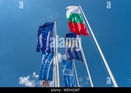 Nessebar, Bulgarien vom 15. Juli 2019. Große Bulgarien, der Europäischen Union und der Unesco Flags auf einem Mast am Eingang zur historischen Altstadt von Nessebar o hängen Stockfoto