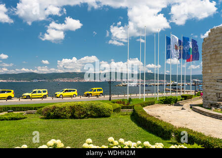 Nessebar, Bulgarien vom 15. Juli 2019. Große Bulgarien, der Europäischen Union und der Unesco Flags auf einem Mast am Eingang zur historischen Altstadt von Nessebar o hängen Stockfoto