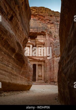 Ein Bild von der Staatskasse (Petra) als durch den Siq gesehen. Stockfoto