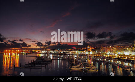 Nacht Blick auf Hafen von Ponta Delgada, Azoren Sao Miguel Island von epic Sonnenuntergang. Ocrober 10, 2018. Azoren, Portugal. Stockfoto