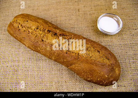 Brot Baguette mit Salz. Essen Foto. Hintergrund. Für Text platzieren. Stockfoto