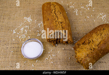 Brot Baguette mit Salz. Essen Foto. Hintergrund. Für Text platzieren. Stockfoto