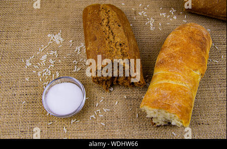 Brot Baguette mit Salz. Essen Foto. Hintergrund. Für Text platzieren. Stockfoto