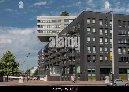 Amsterdam, Niederlande - 30. Juni 2019: Moderne Architektur Bürogebäude auf Westerdokplein hat Abschnitt mit dunklen Wänden und anderen Teil auf Wi Stockfoto