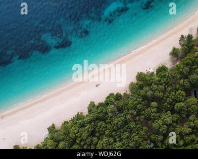 Luftaufnahme des leeren Strand Zlatni Rat/das Goldene Horn und sein kristallklares Wasser, auf der Insel Brac, Kroatien Stockfoto