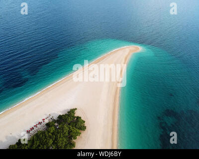 Luftaufnahme des leeren Strand Zlatni Rat/das Goldene Horn und sein kristallklares Wasser, auf der Insel Brac, Kroatien Stockfoto