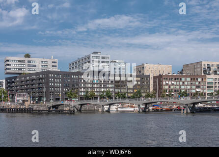 Amsterdam, Niederlande - 30. Juni 2019: Moderne Architektur Bürogebäude auf Westerdoksdijk hat Abschnitte mit dunklen Wänden und anderen Teilen auf der Oberseite Stockfoto