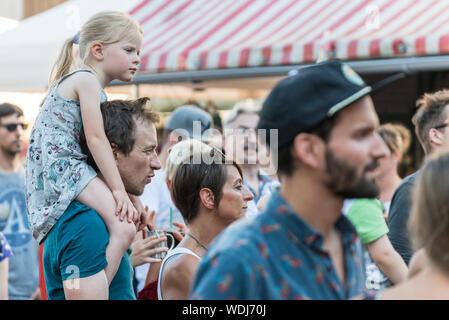 Regensburg, Bayern, Deutschland, 28. Juni 2019, kleines Mädchen sitzen auf den Schultern ihres Vaters bei einem live Konzert in der buergerfest in Regensburg 2019 Stockfoto