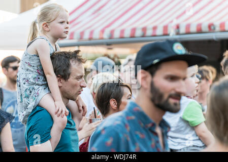 Regensburg, Bayern, Deutschland, 28. Juni 2019, kleines Mädchen sitzen auf den Schultern ihres Vaters bei einem live Konzert in der buergerfest in Regensburg 2019 Stockfoto