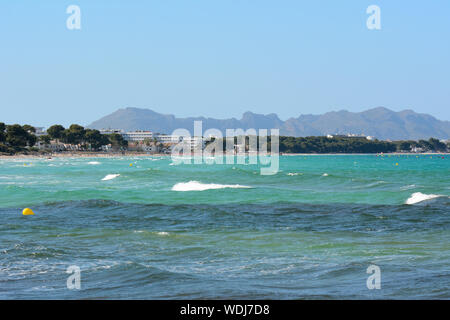 Das türkisfarbene Wasser der Bucht von Alcudia im Norden von Mallorca. Spanien Stockfoto