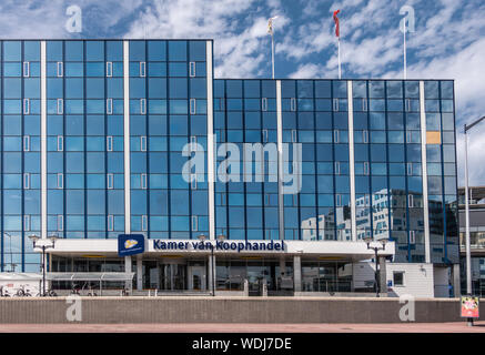 Amsterdam, Niederlande - 30. Juni 2019: Moderne Gebäude mit Glasfassade der Handelskammer, Kamer van Koophandel entlang De Ruijterkade gegenüber I Stockfoto