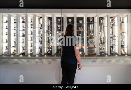 Duns, Schottland, Großbritannien. 29 Aug, 2019. Offizielle Eröffnung des neuen Jim Clark Motorsport Museum in Duns, Berwickshire, UK. Das Museum wurde von Sir Jackie Stewart geöffnet und wird betrieben, aber die Jim Clark vertrauen. Abgebildet ist. Neue trophy Zimmer im Museum. Credit: Iain Masterton/Alamy leben Nachrichten Stockfoto