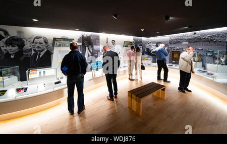 Duns, Schottland, Großbritannien. 29 Aug, 2019. Offizielle Eröffnung des neuen Jim Clark Motorsport Museum in Duns, Berwickshire, UK. Das Museum wurde von Sir Jackie Stewart geöffnet und wird betrieben, aber die Jim Clark vertrauen. Abgebildet ist. Innenraum des neuen Museums. Credit: Iain Masterton/Alamy leben Nachrichten Stockfoto