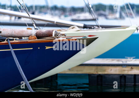 Classic 12 Meter Yachten auf der Anklagebank in Newport, RI während der 2019 12 meter Welten. Stockfoto